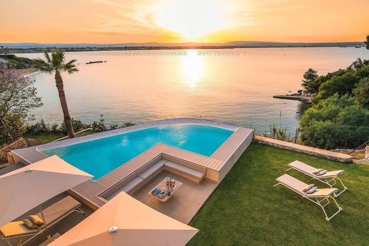 Villa per 8 persone, con idromassaggio e terrazza nonché giardino a Siracusa