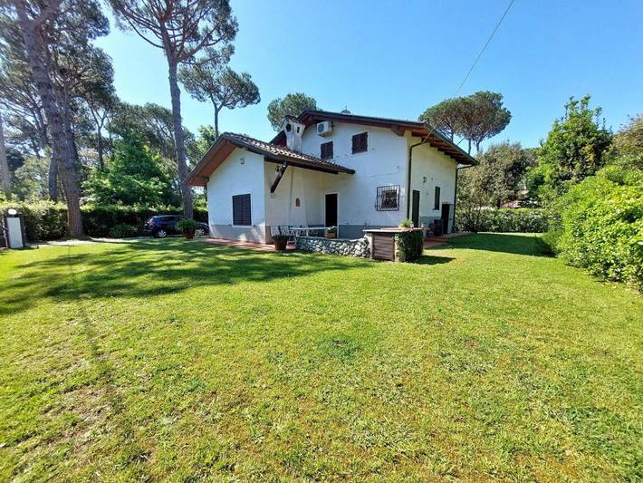Villa für 8 Personen, mit Garten in Massa
