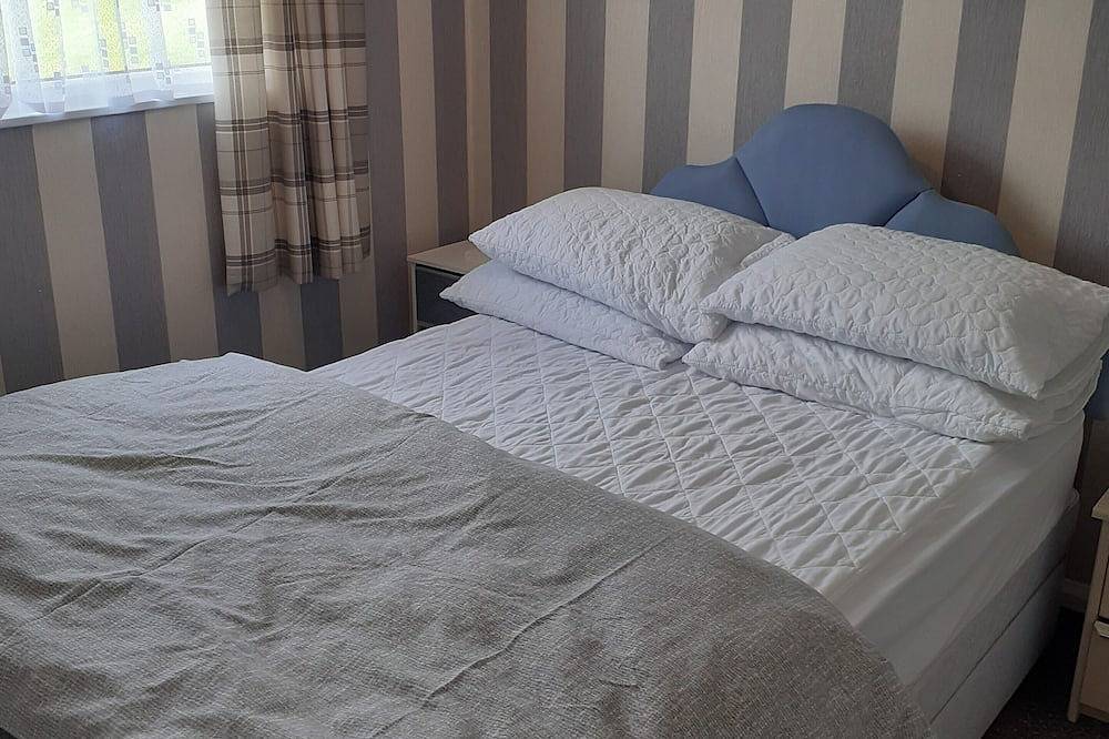 Hemsby Self Catering 2 Bedroom Chalet Sleeps 4 - No Pets in Hemsby, Great Yarmouth