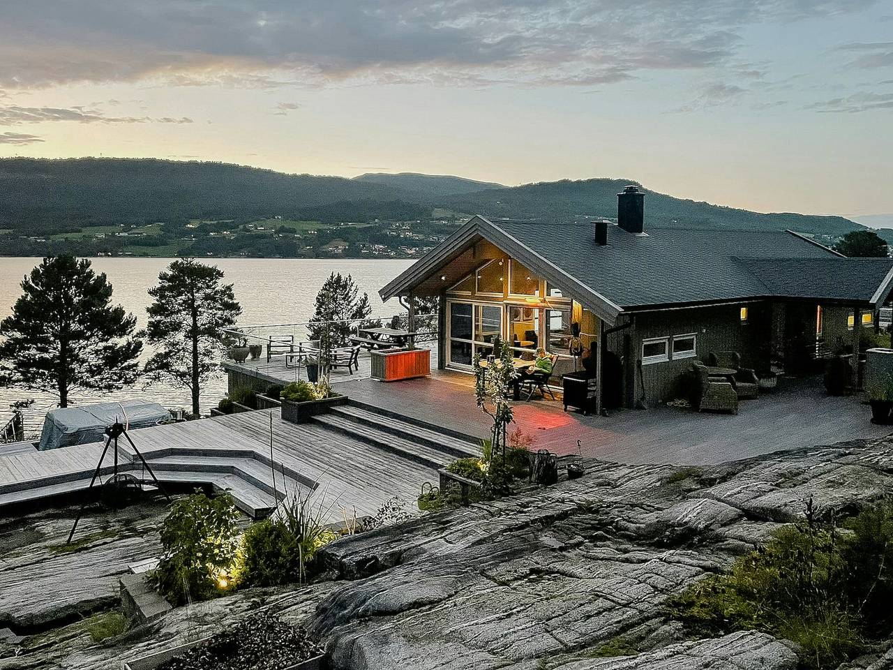 Seehütte mit Steg in Eidsvåg in Nesset, Nördliches Fjordnorwegen