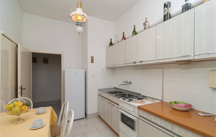 Appartement de vacances entier, Charmant appartement avec terrasse, Wi-Fi et accès à la plage à 2 km in Supetar, Brac