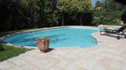 Gîte pour 2 personnes, avec jardin et piscine dans le Vaucluse