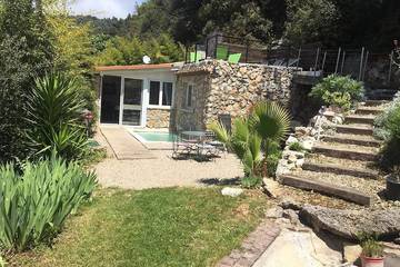 Cottage pour 4 personnes, avec terrasse et jacuzzi ainsi que jardin et piscine, animaux acceptés à Peille