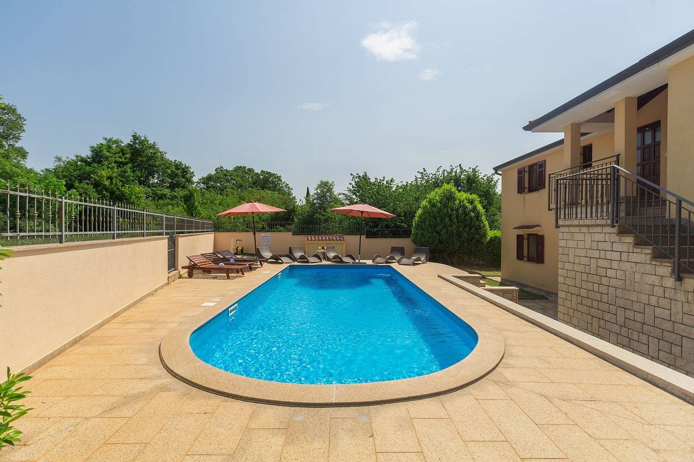 Ganze Wohnung, Mediterranes Apartment nur 200 Meter zum Strand mit Pool, Grillbereich, privater Terrasse, Wifi in Cervar, Porec und Umgebung