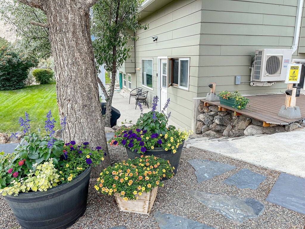 Ganze Wohnung, Brand New, ein gemütliches Studio für 2 Personen mit Blick auf den historischen Yellowstone Arch in Gardiner, Absaroka Range