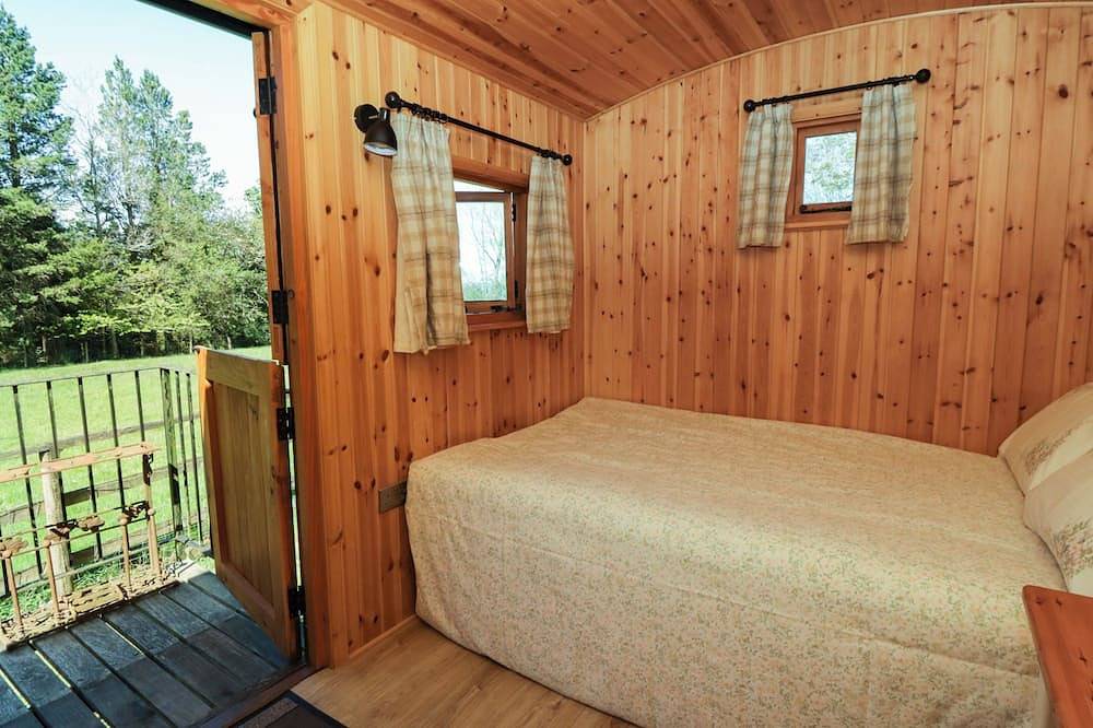 Bill’S Shepherds Hut, pet friendly, with a garden in Talgarth in Brecon Beacons