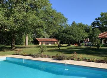 Gîte pour 6 personnes, avec piscine ainsi que jardin et terrasse à Labrit