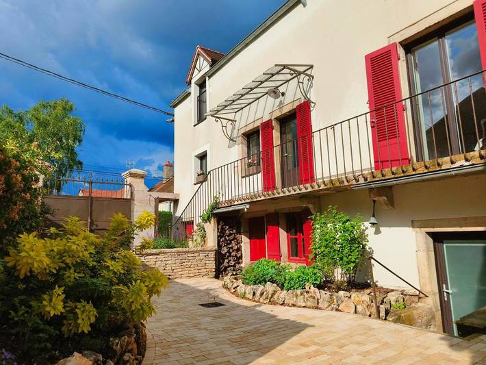 Location de vacances pour 11 personnes, avec balcon ainsi que jardin et vue à Morey-Saint-Denis