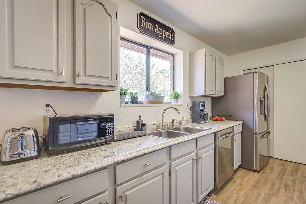 Peaceful Sedona retreat with red rock views, walk to Sedona Golf Resort in Oak Creek, Oak Creek Canyon