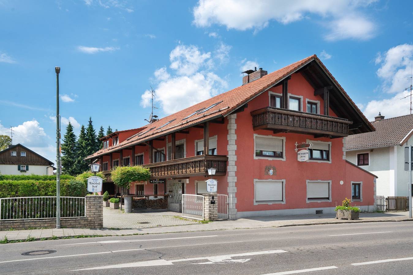 Room 'Zimmer 3' with Shared Terrace, Balcony and Wi-Fi in Putzbrunn, Upper Bavaria