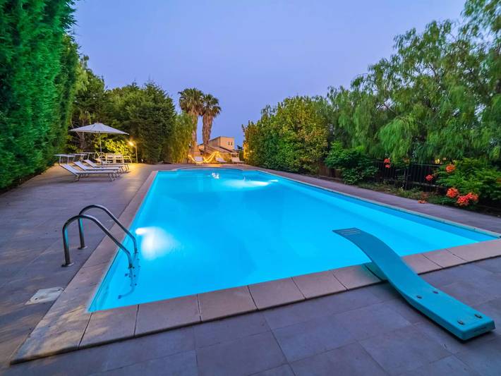 Casa vacanza per 11 persone, con piscina e giardino a Pedara