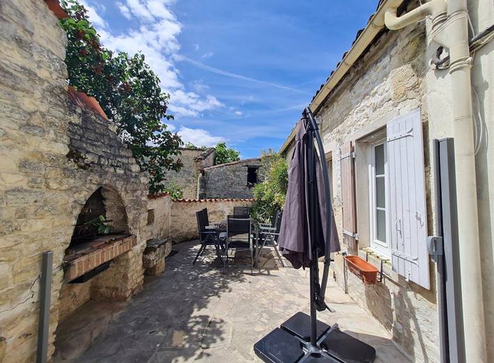 Gîte pour 6 personnes, avec jacuzzi et jardin ainsi que piscine et terrasse à Louzignac