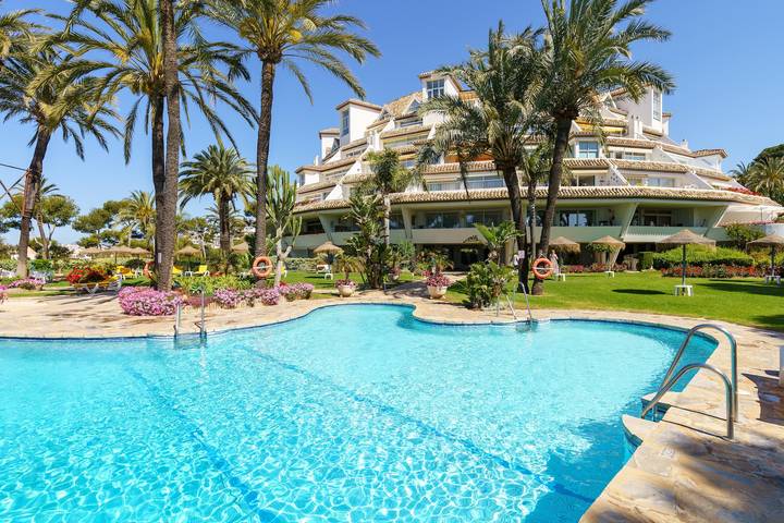 Appartamento intero, "Mijas Costa Modern 2 Bed Apartment" con vista mare e montagna, piscina e giardino in La Cala de Mijas, Mijas
