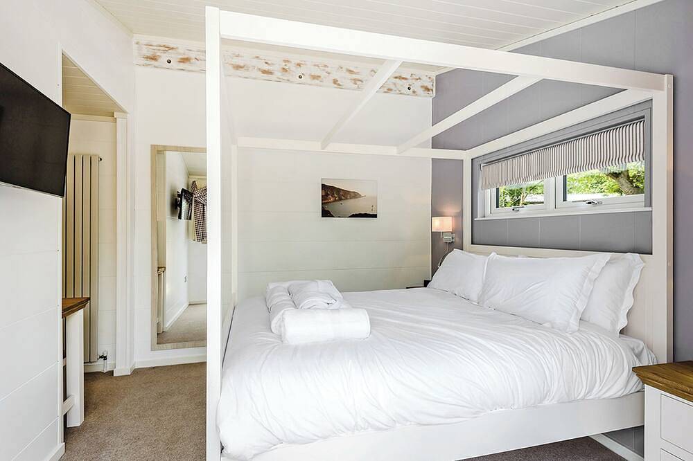 2 bedroom accommodation in Wootton Bridge, Nr Cowes in Wootton Bridge, Isle of Wight