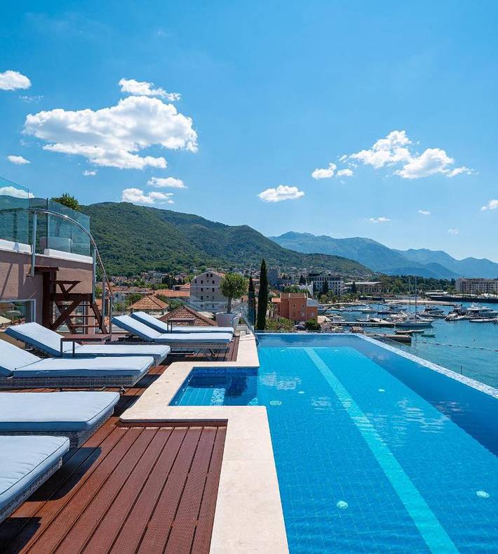 Apartament wakacyjny dla 2 osób, z basen i taras oraz widok w Tivat