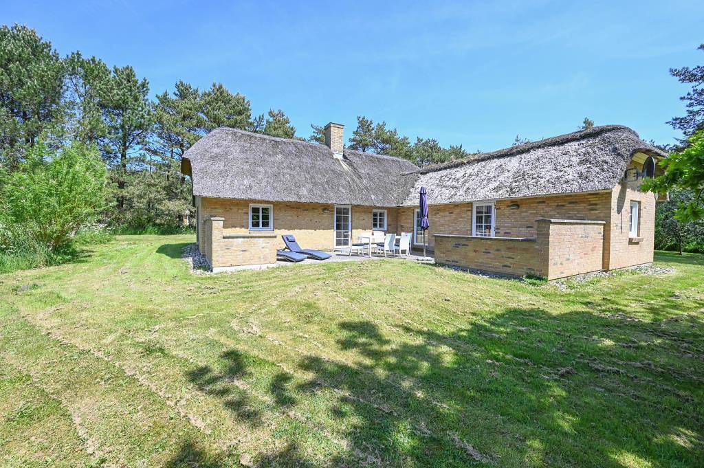 Beautiful thatched house with 2 terraces, 3 bedrooms and a hobby room with foosball in Vester Husby, Husby