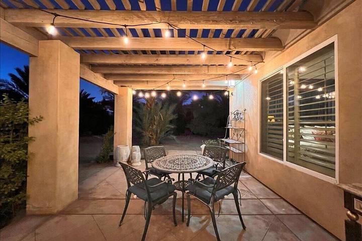 Vacation rental for 10 people, with hot tub and yard as well as balcony in Cathedral City