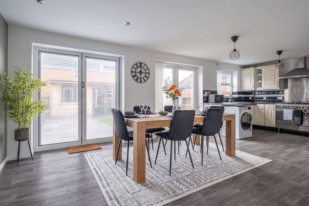 Stunning 3 bed 3 bath detached house l Pool Table l Private Parking l Fast Wifi in Gateshead