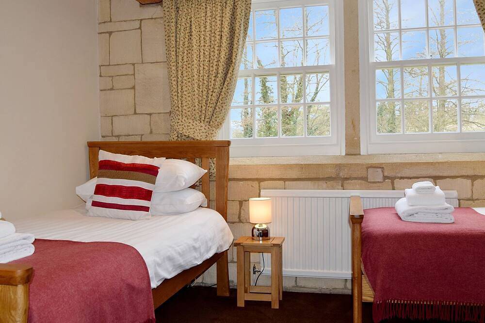 A sudeley castle cottage that sleeps 5 guests  in 3 bedrooms in Winchcombe, Gloucestershire