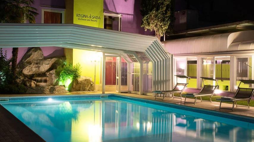 Hôtel pour 3 personnes, avec jacuzzi et jardin ainsi que piscine et sauna
