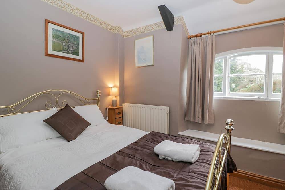 Field Cottage, pet friendly, with open fire in Shepton Mallet in Shepton Mallet, Somerset