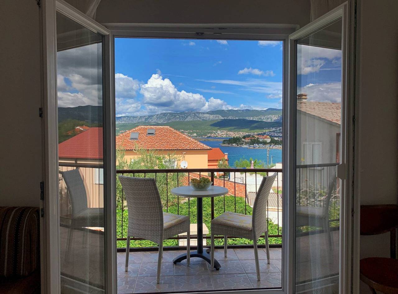 Ganze Wohnung, Apartment Nevenka - 130 m vom Meer und Strand entfernt, Meerblick, Balkon, Terrasse, Grill in Silo (Krk), Krk