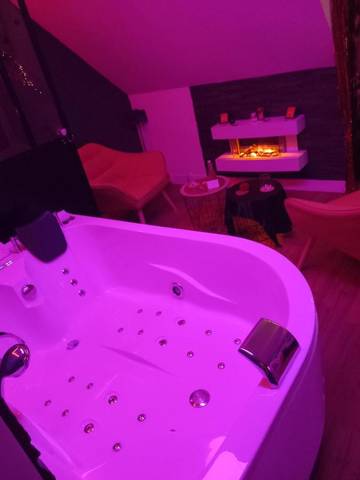 Gîte pour 2 personnes, avec jacuzzi ainsi que balcon et sauna à Yvetot