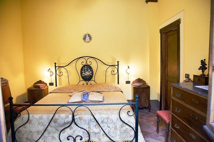 Villa Prunus  private pool, fenced for pets, 4 or 5 bedrooms exclusive use in Poppi, Casentino