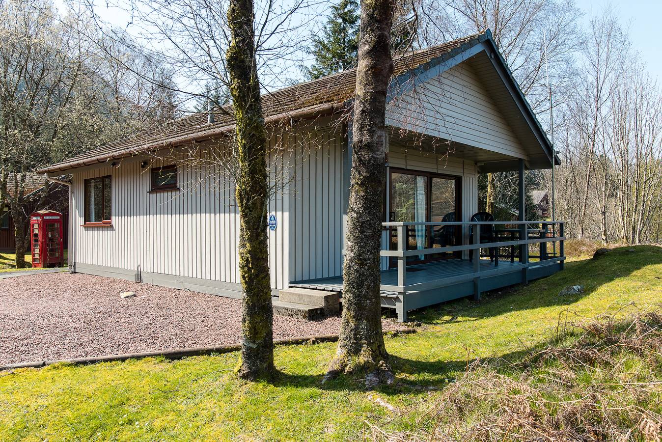 Eagle Lodge with stunning loch and mountain view in Stirling region