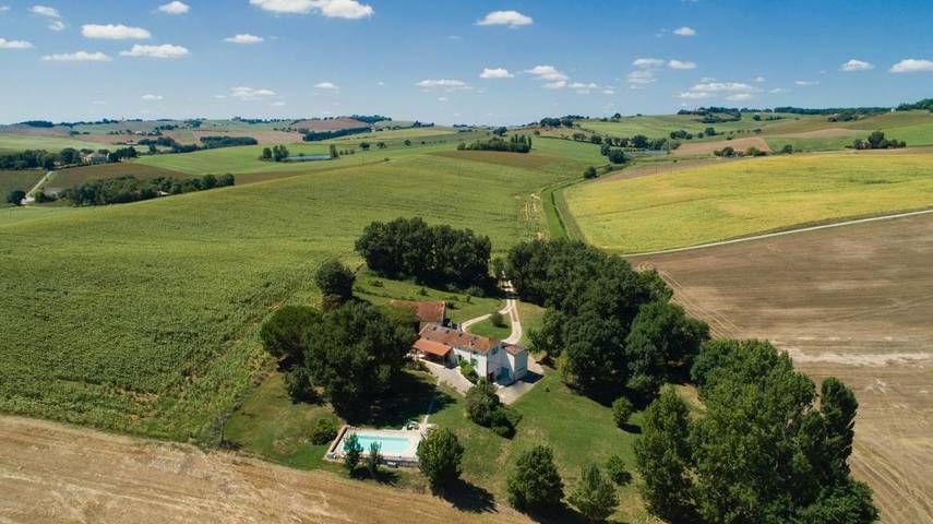 Location de vacances pour 2 personnes, avec Terrasse et Jardin ainsi que Piscine et Vue dans Flamarens