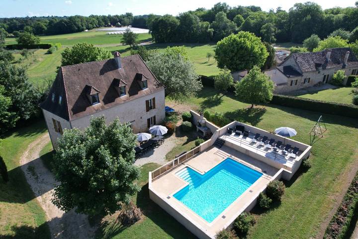 Gîte pour 15 personnes, avec balcon ainsi que piscine et jardin à Saint-Félix-de-Reillac-et-Mortemart