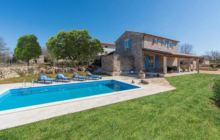 Ferienhaus für 8 Personen, mit Terrasse und Garten sowie Pool