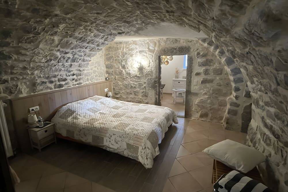 Guest Room “La Charbonnière - Suite” with Shared Pool, Terrace and Wi-Fi in Saint-Alban-Auriolles, Ardèche