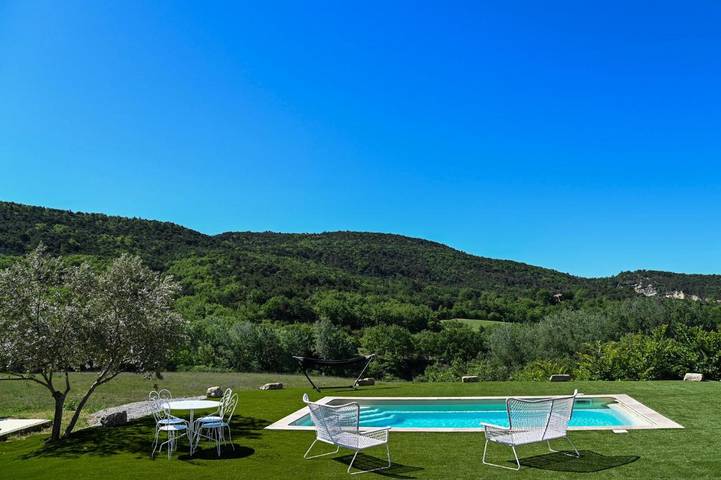 Location de vacances pour 6 personnes, avec piscine ainsi que vue et jardin, animaux acceptés à Viens - 2