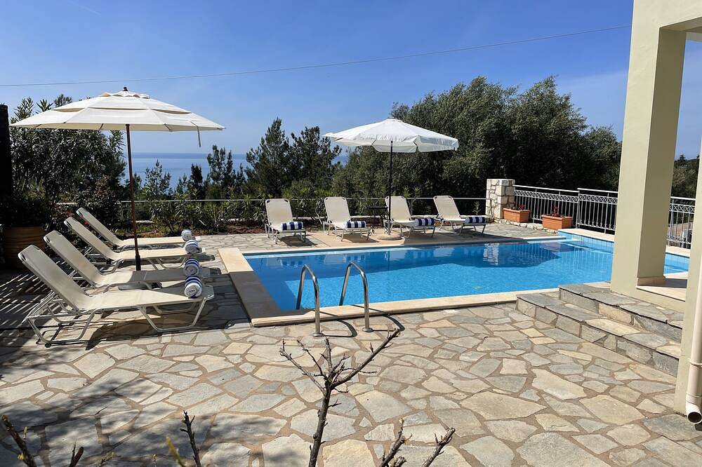 Four bedroom villa with private pool with stunning views and beautiful sunsets in Cefalonia