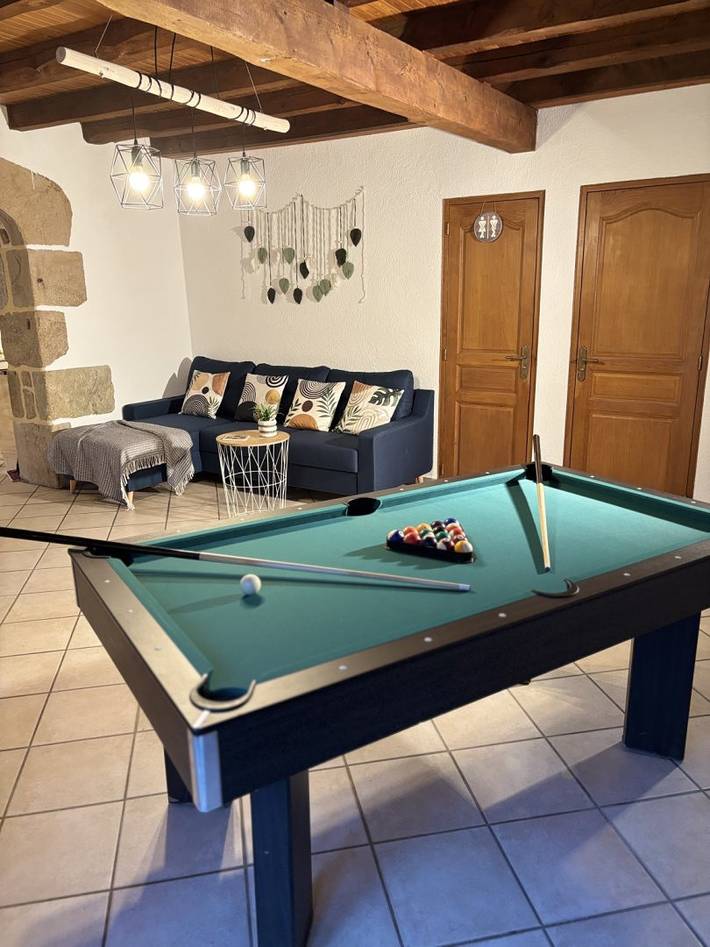 Gîte pour 8 personnes, avec jardin et piscine à Bourg-Lastic