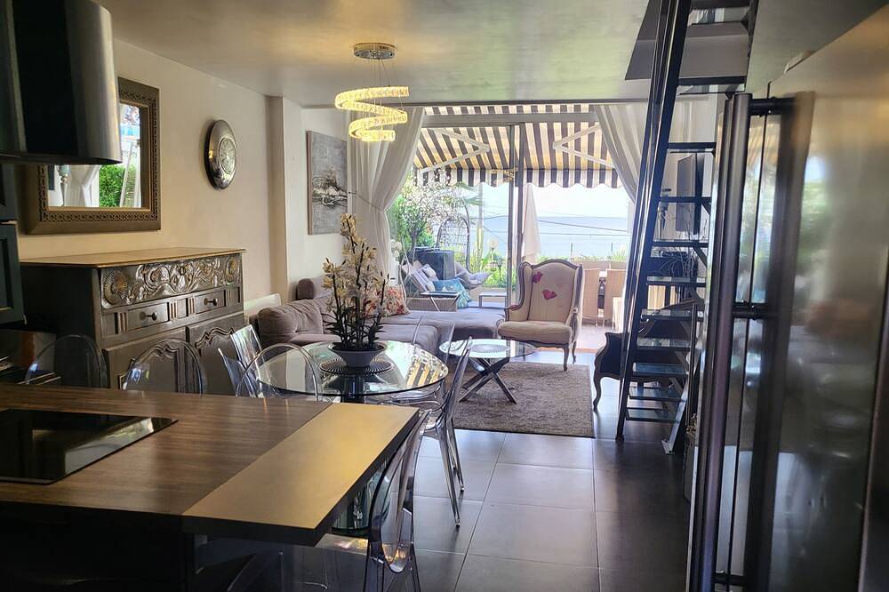 Magnificent luxury duplex with seafront terrace in Cannes La Bocca, Cannes
