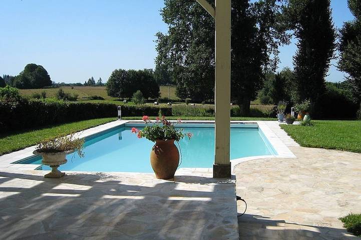 Location de vacances pour 5 personnes, avec Terrasse ainsi que Jardin et Piscine à La Jonchère-Saint-Maurice