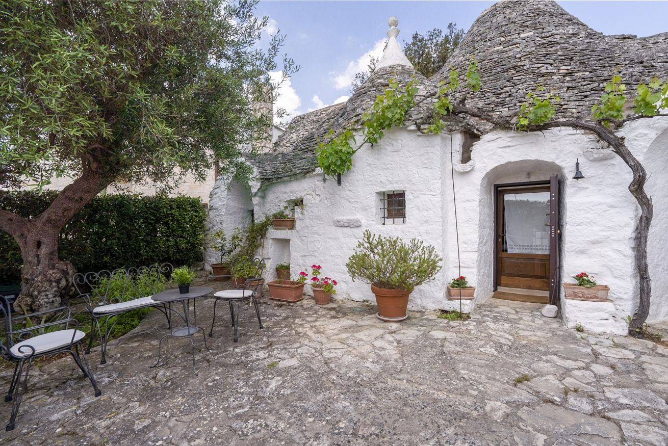 Appartamento intero, Trullo La Vecchia Elce con giardino in Locorotondo, Provincia di Taranto