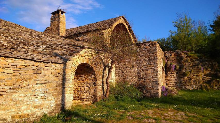 Gîte pour 15 personnes, avec piscine ainsi que jardin et terrasse, animaux acceptés dans l' Aveyron - 4
