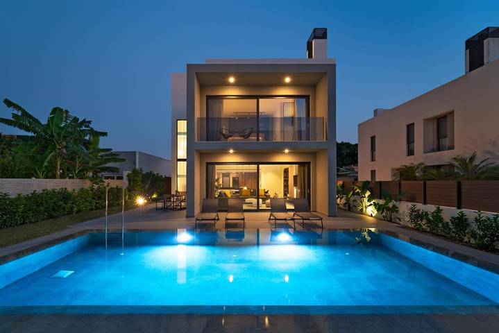 Villa pour 6 personnes, avec Balcon et Terrasse ainsi que Jardin et Piscine