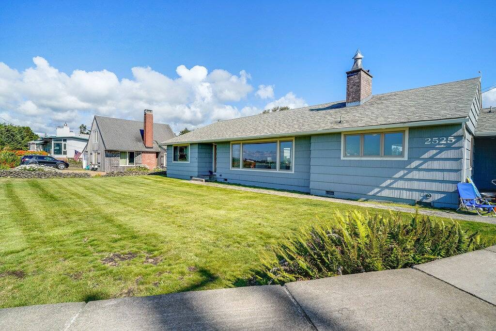 Seaview:~Hot-Tub~Stepstobeach~Ocean/Mt/Golf Views!~Bikes~Dogsok~Cornhole-Patio in Clatsop County