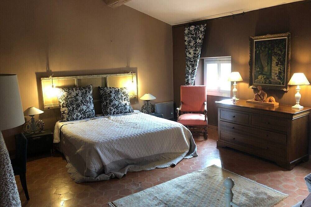 Mas Provençal with swimming pool 15' from Avignon in Entraigues-sur-la-Sorgue, Vaucluse