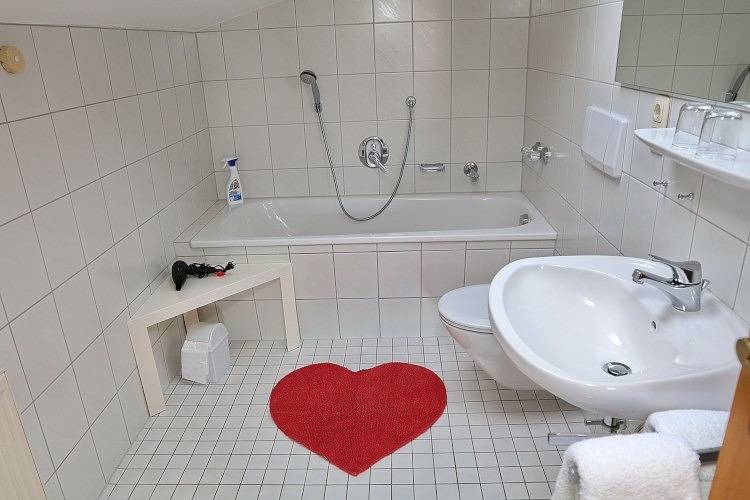 Ganze Ferienwohnung, Landhaus Schmid - Ferienwohnung Nr. 4, Schlafende Hexe, für 1 bis 2 Personen, 50 qm in Schönau am Königssee, Berchtesgadener Alpen