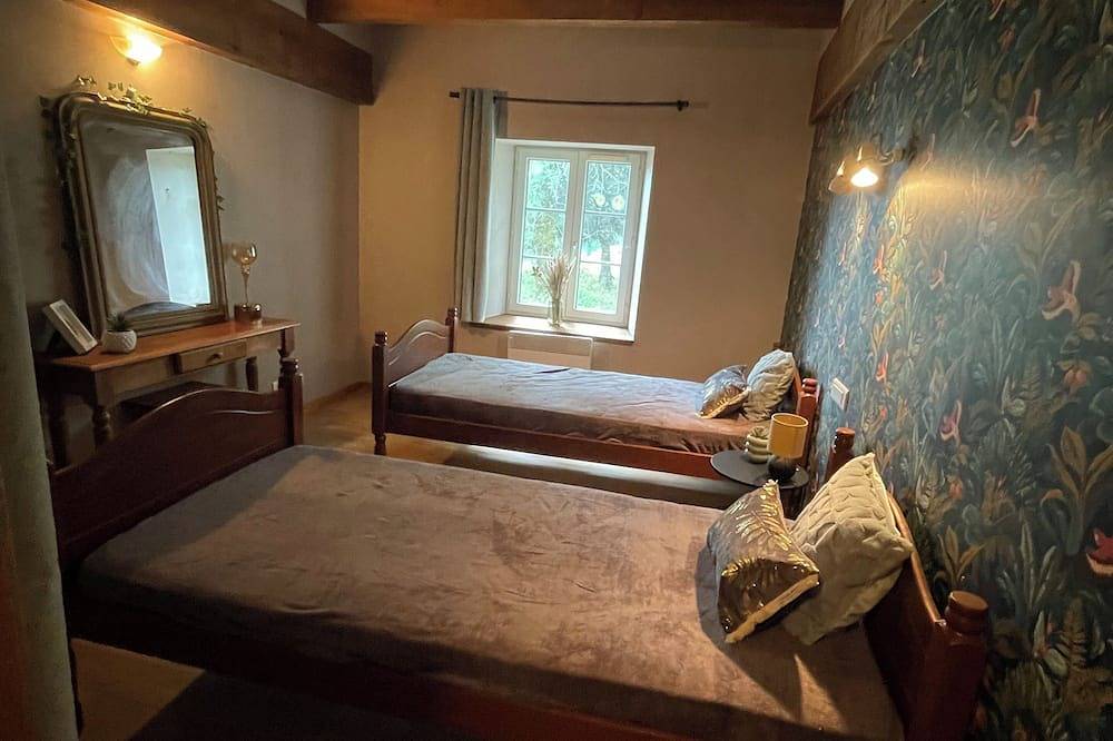 L'Ostal Large gite sleeps 8 in Mur-de-Barrez, Massif Central