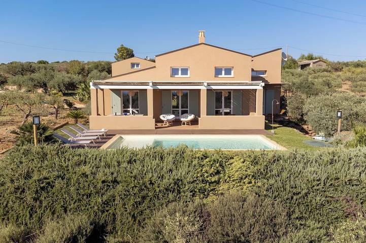 Villa for 10 people, with pool and hot tub as well as garden - 1