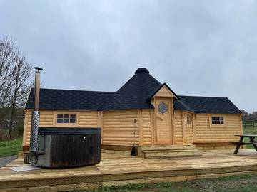 Gîte pour 4 personnes, avec jardin et jacuzzi à Cérans-Foulletourte