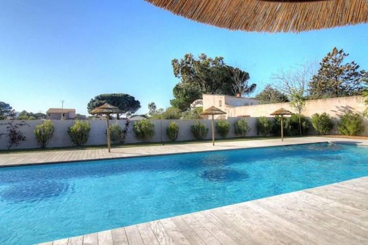 Location de vacances pour 5 personnes, avec piscine ainsi que jardin et jacuzzi, adapté aux familles dans Plage Cala Rossa - 3