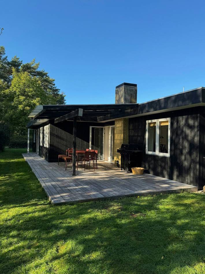 Casa de los años 70 reformada con jardín que da a un espacio natural protegido in Rågeleje, Kattegat Küste