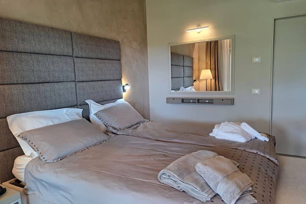 4-bedroom villa in brilliant Castion Veronese with Wifi, Ac.  A Luxury Villa in Costermano, Gardasee-Berge